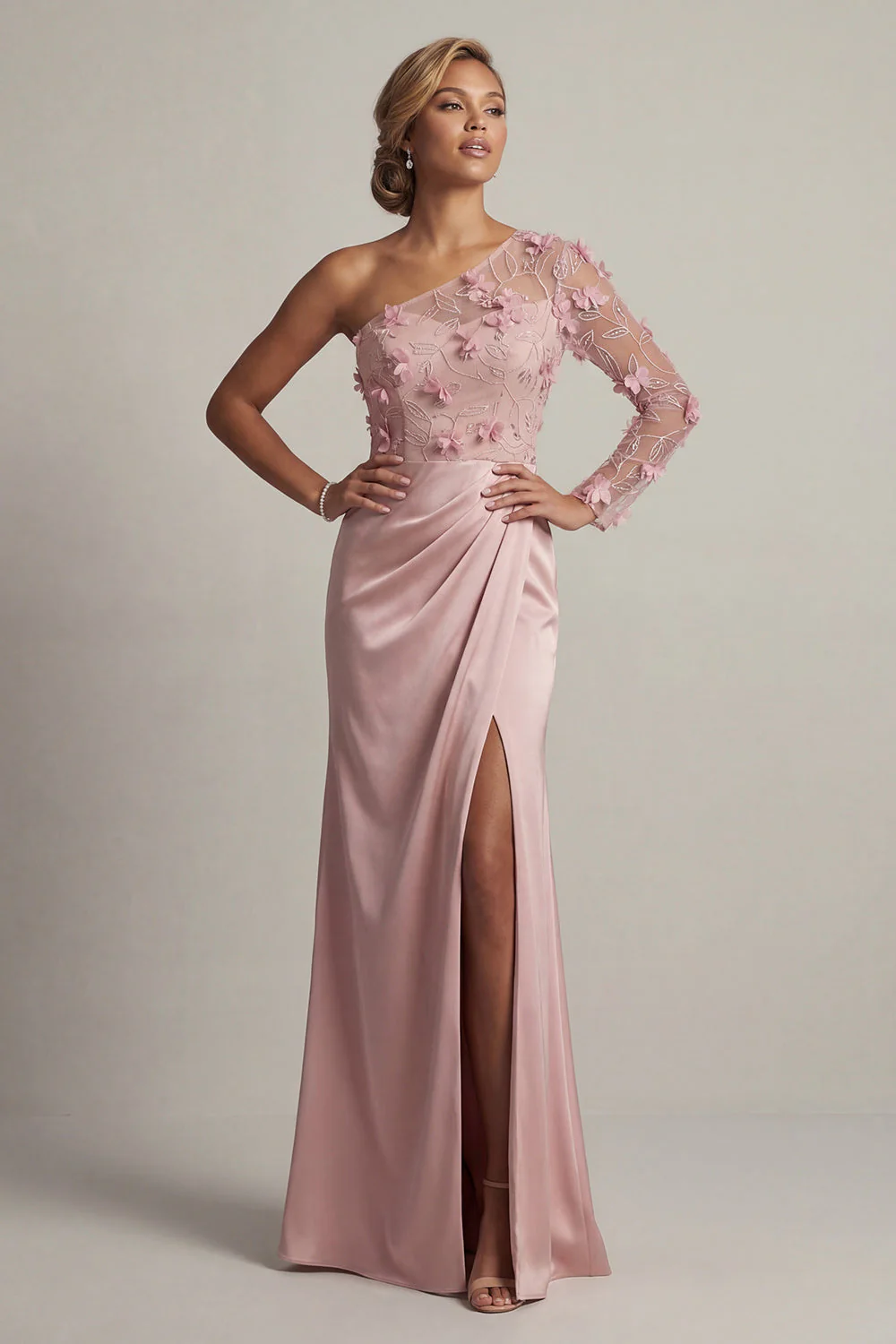 Fourreau de rose poussiéreux en satin Robe de la mère de la mariée froncée à une épaule avec fente - Image 3