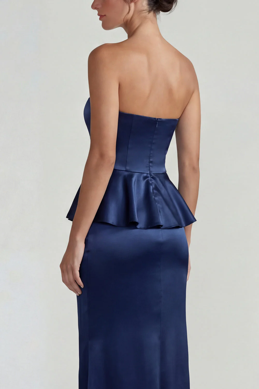 Fourreau longue, robe formelle bleu marine sans bretelles en satin à volants - Image 3