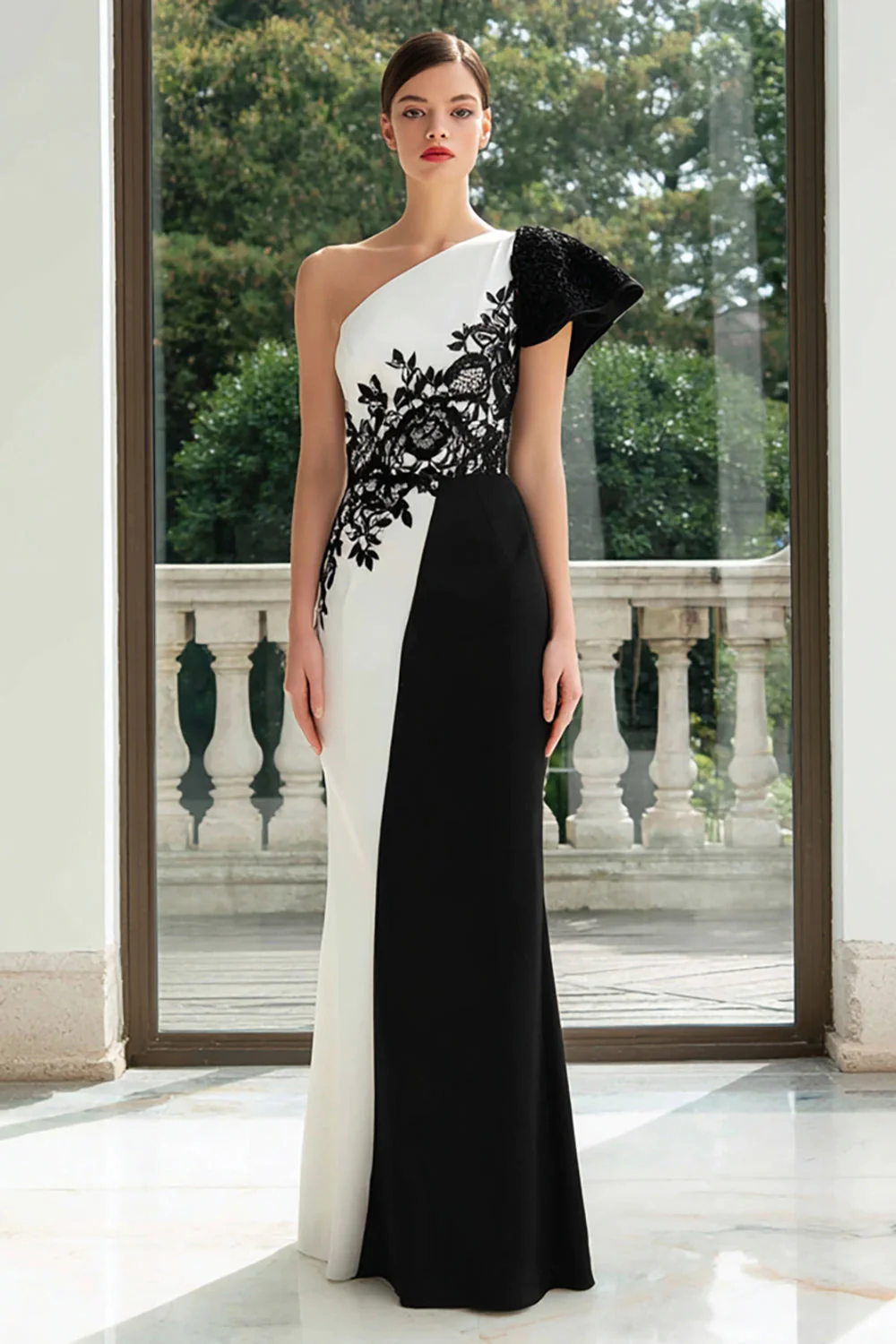 Fourreau noir et blanc appliqué une épaule robe formelle