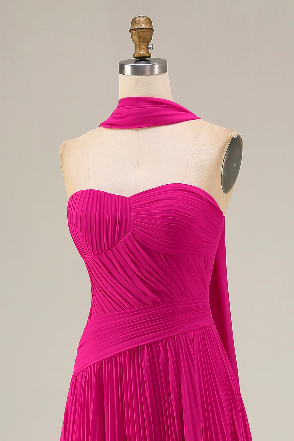 Fuchsia Sweetheart Une robe de bal longue plissée avec une ceinture - Image 6