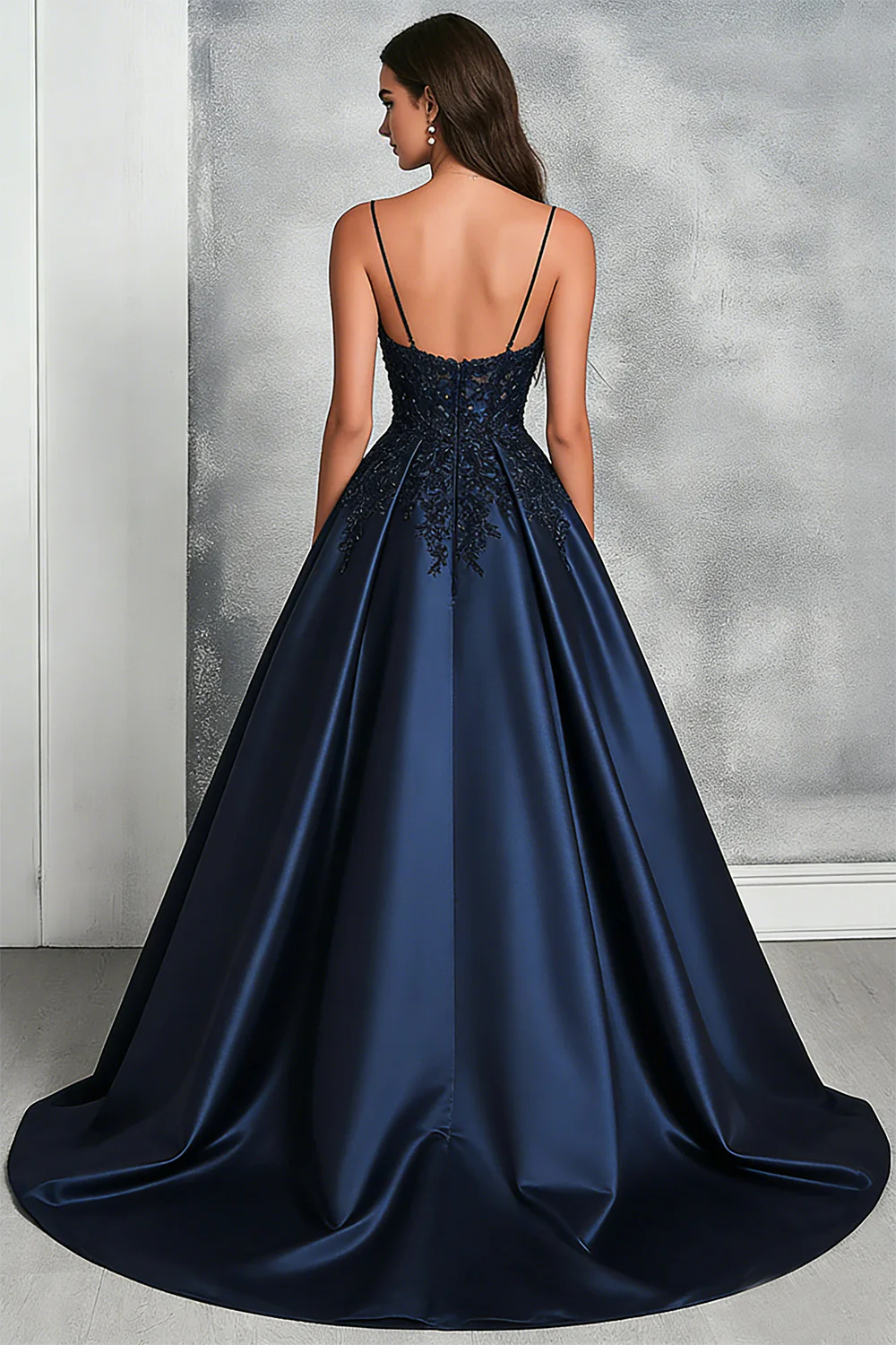 Robe de bal en satin bleu marine pailletée à fines bretelles avec appliques - Image 2