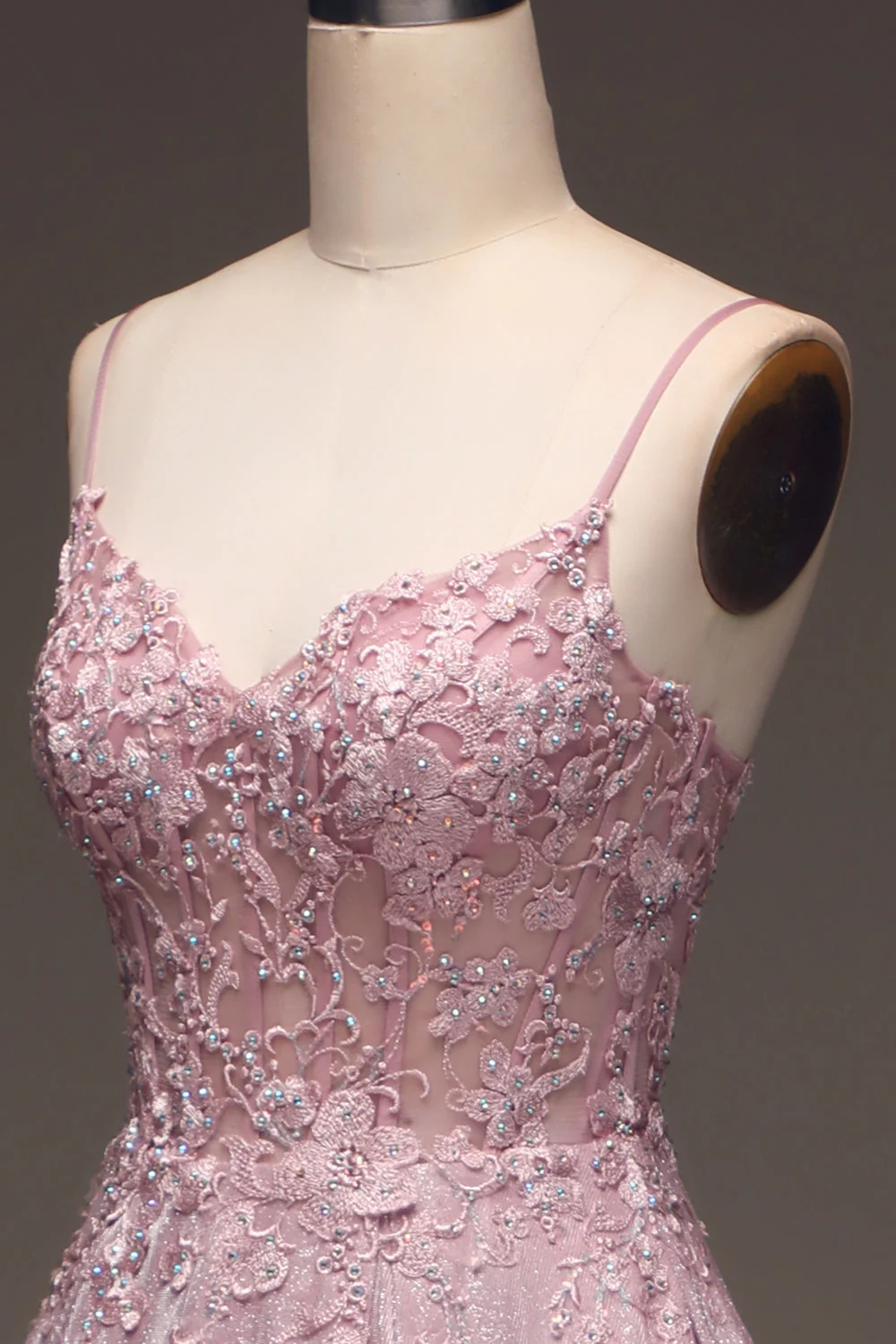 Robe de soirée blush à bretelles fines pailletée avec perles - Image 8