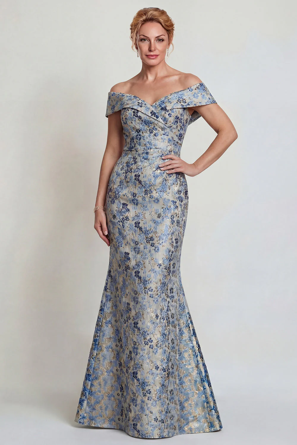 Gris-bleu, fleur décollée, longue robe de mère de la mariée