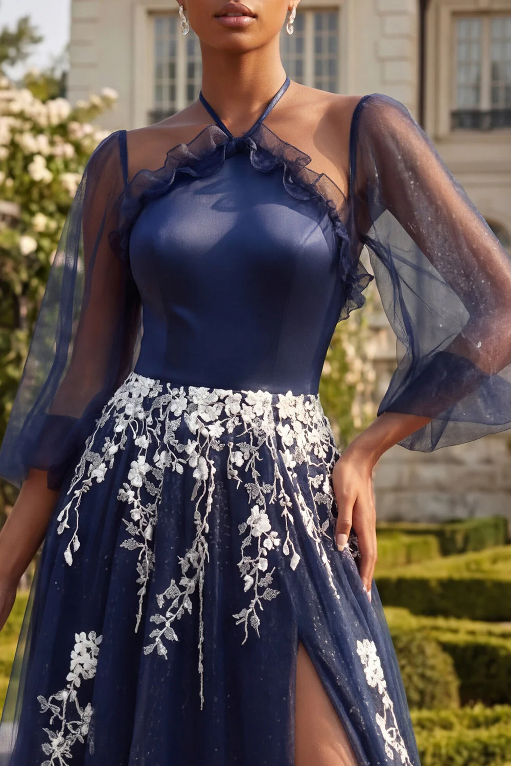Haut de bal bleu marine Une robe de bal longue en tulle brodée à manches 3/4 avec fente - Image 3