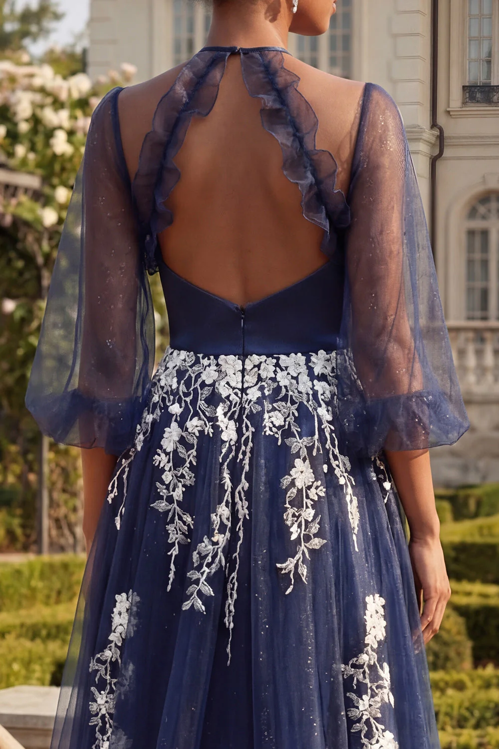 Haut de bal bleu marine Une robe de bal longue en tulle brodée à manches 3/4 avec fente - Image 4