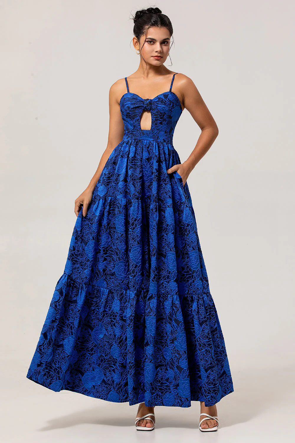 Robe De Soirée bleu foncé jacquard coupe trapèze à fines bretelles et découpes