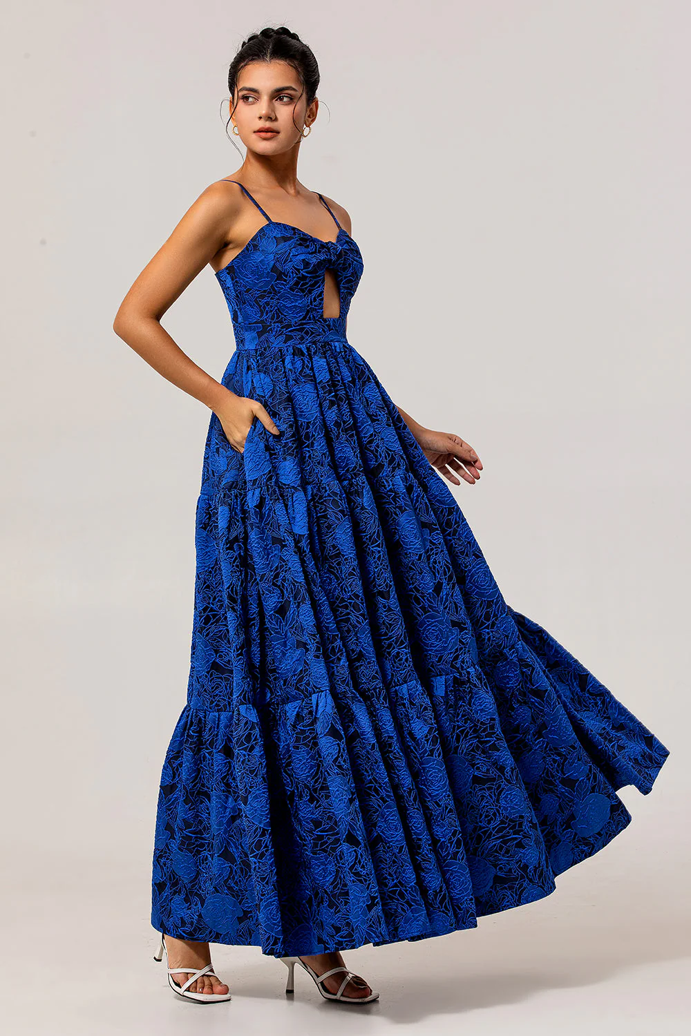 Robe De Soirée bleu foncé jacquard coupe trapèze à fines bretelles et découpes - Image 3