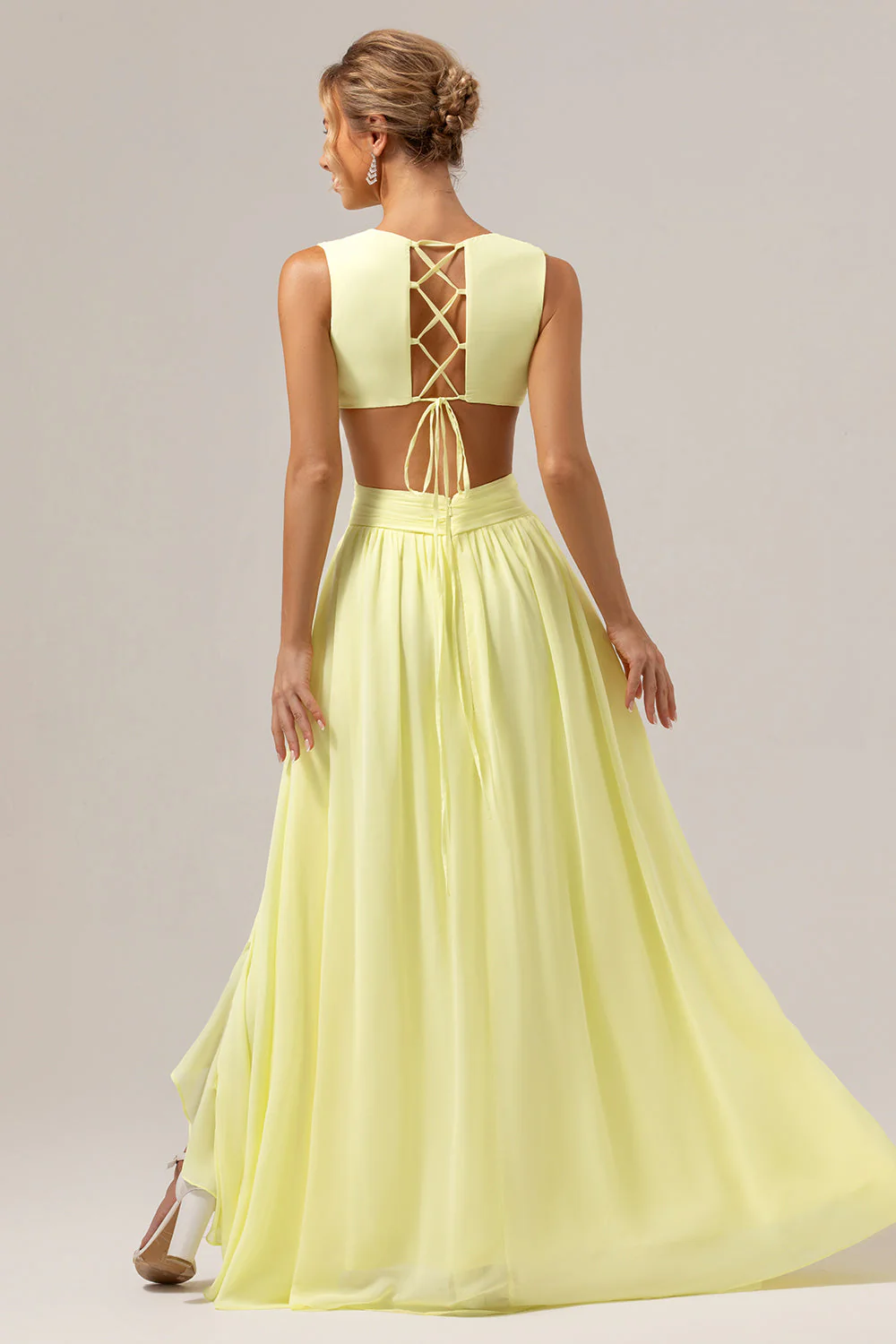Jaune citron Une ligne découpée Lace Up Back Longue Robe de demoiselle d’honneur avec volants - Image 2