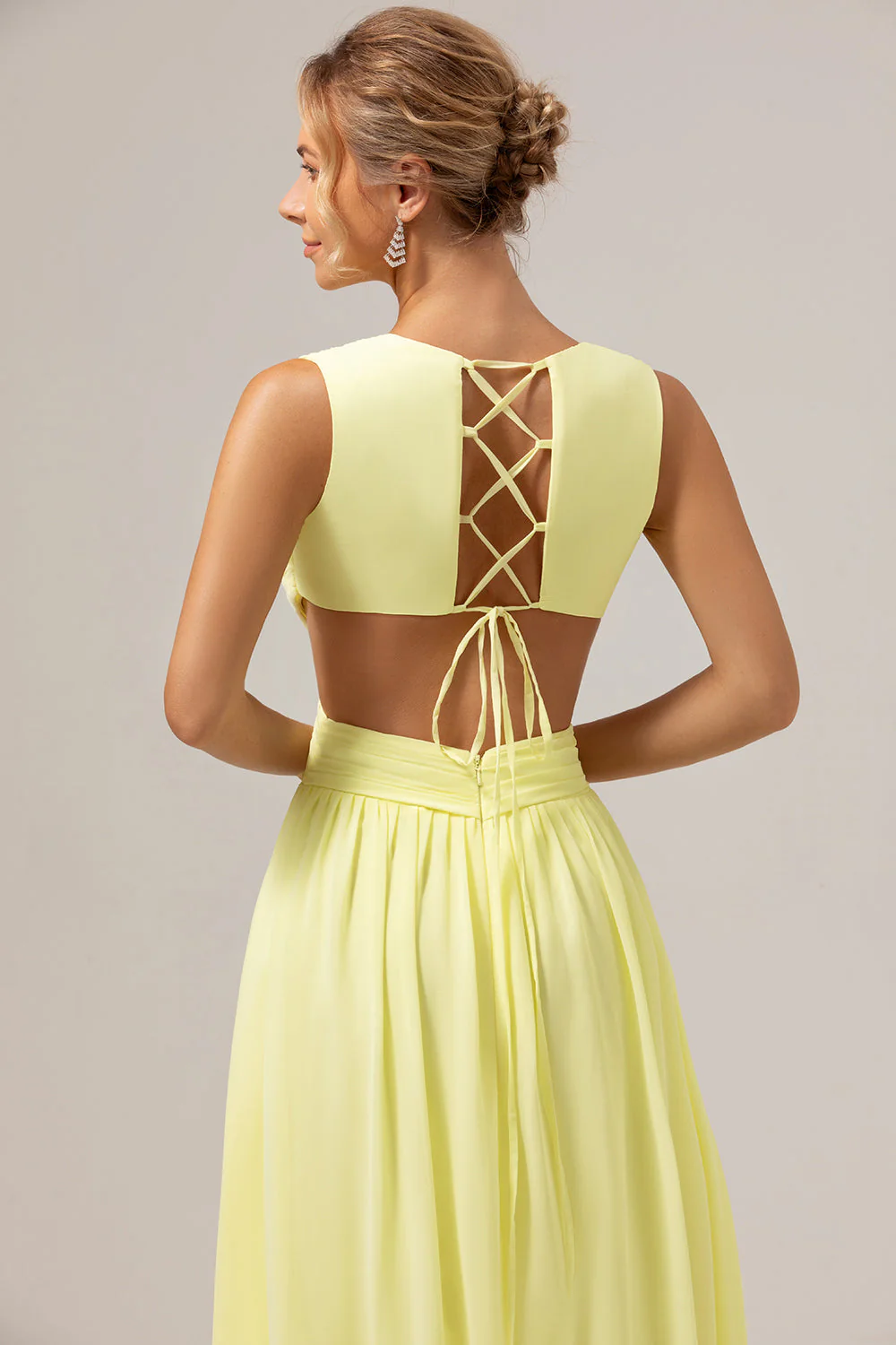 Jaune citron Une ligne découpée Lace Up Back Longue Robe de demoiselle d’honneur avec volants - Image 5