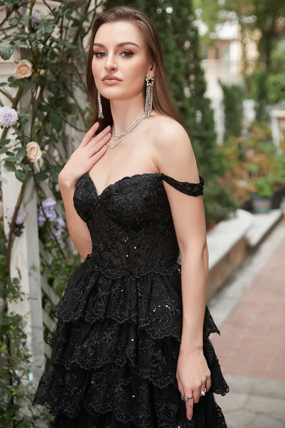 Long Off The Shoulder Robe de bal noire à plusieurs niveaux - Image 5