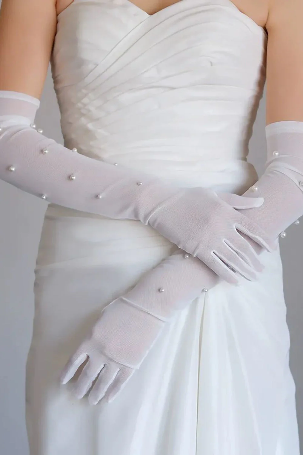 Longs gants de mariage de mariée perlés en dentelle blanche avec des perles - Image 4