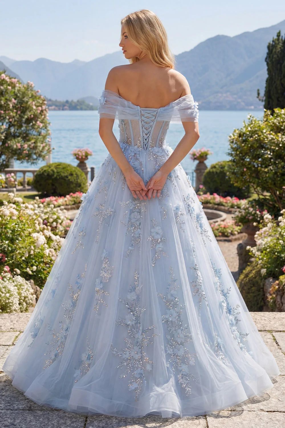 Longue robe de bal bleue en ligne décollée sur les épaules, perlée de perles et fleurs 3D appliquées - Image 4