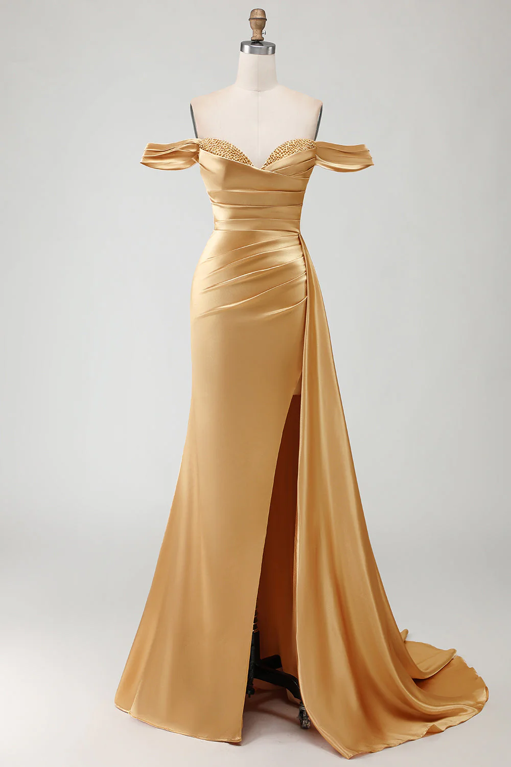 Longue robe de bal dorée sirène dénudée sur l’épaule, plissée en satin plissé et fendue