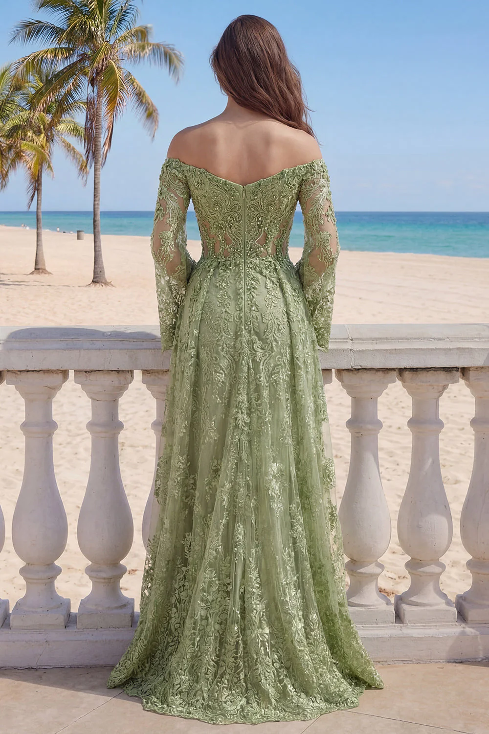Longue robe de bal en dentelle sauge vert ligne en A décollée, perlée et fendue - Image 2