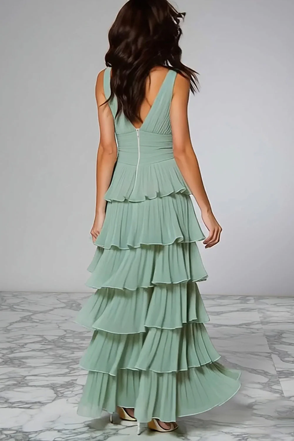 Longue robe de demoiselle d’honneur à volants en chiffon vert clair - Image 2