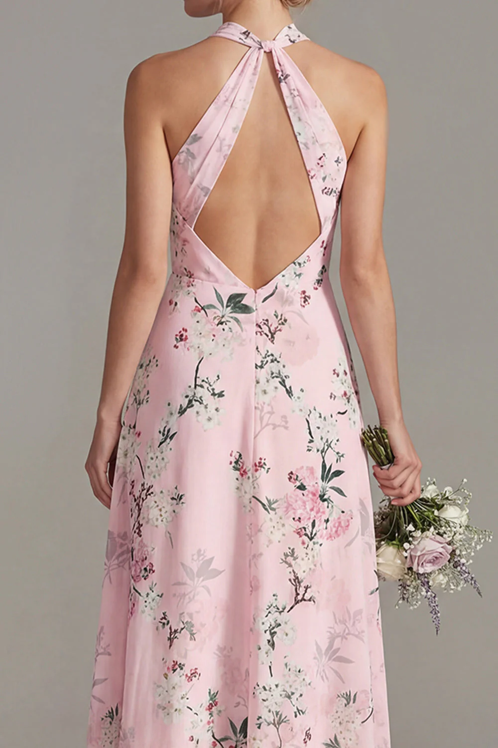 Longue robe de demoiselle d’honneur rose à col nu à boutons à fleurs - Image 4