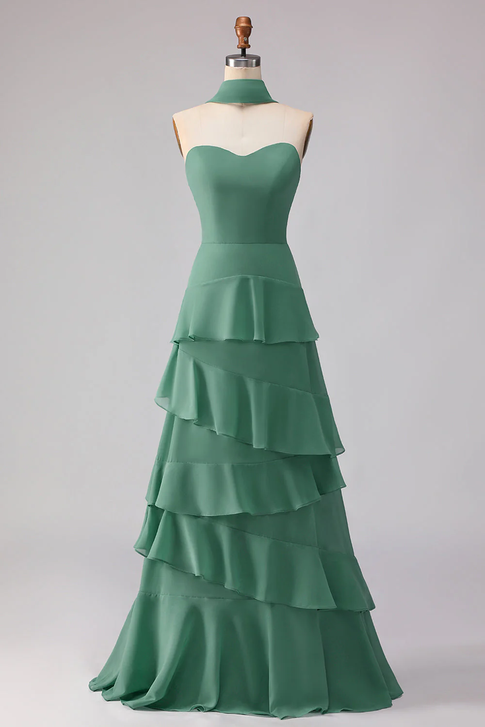 Longue robe de demoiselle d’honneur verte à volants avec un foulard