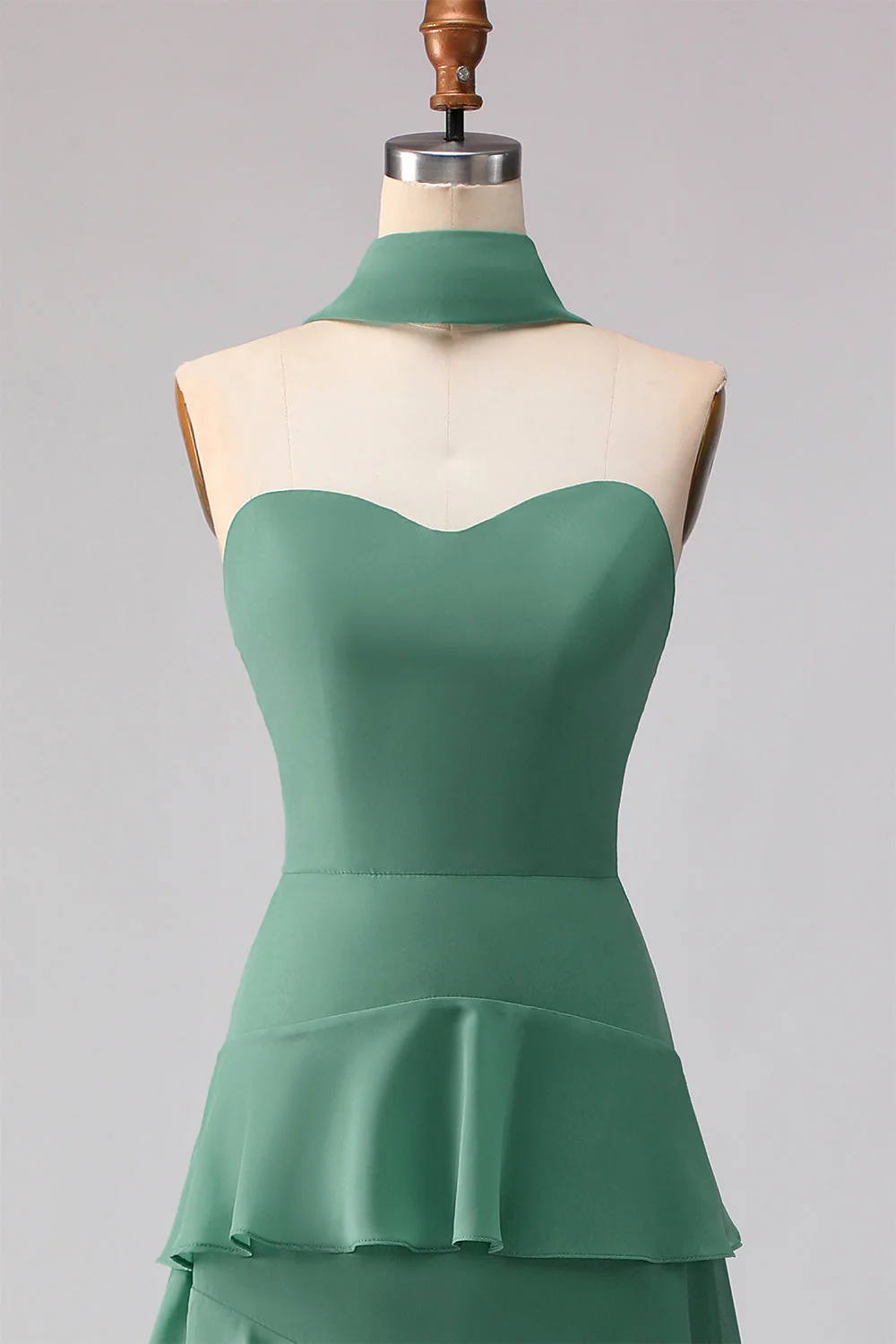 Longue robe de demoiselle d’honneur verte à volants avec un foulard - Image 4