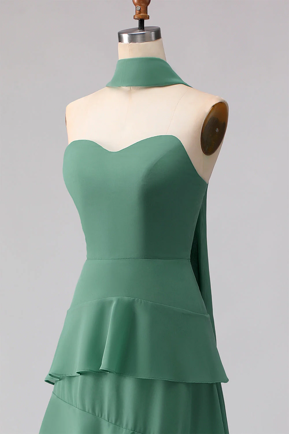 Longue robe de demoiselle d’honneur verte à volants avec un foulard - Image 6
