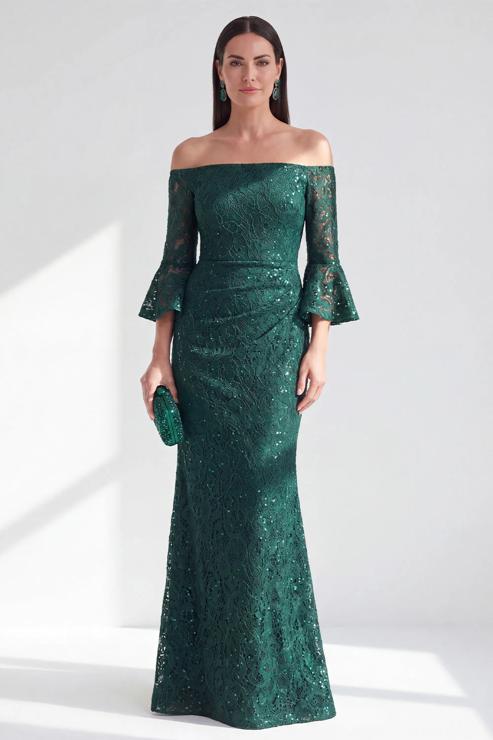 Longue robe de mère de la mariée en perles de sirène vert foncé sur l’épaule
