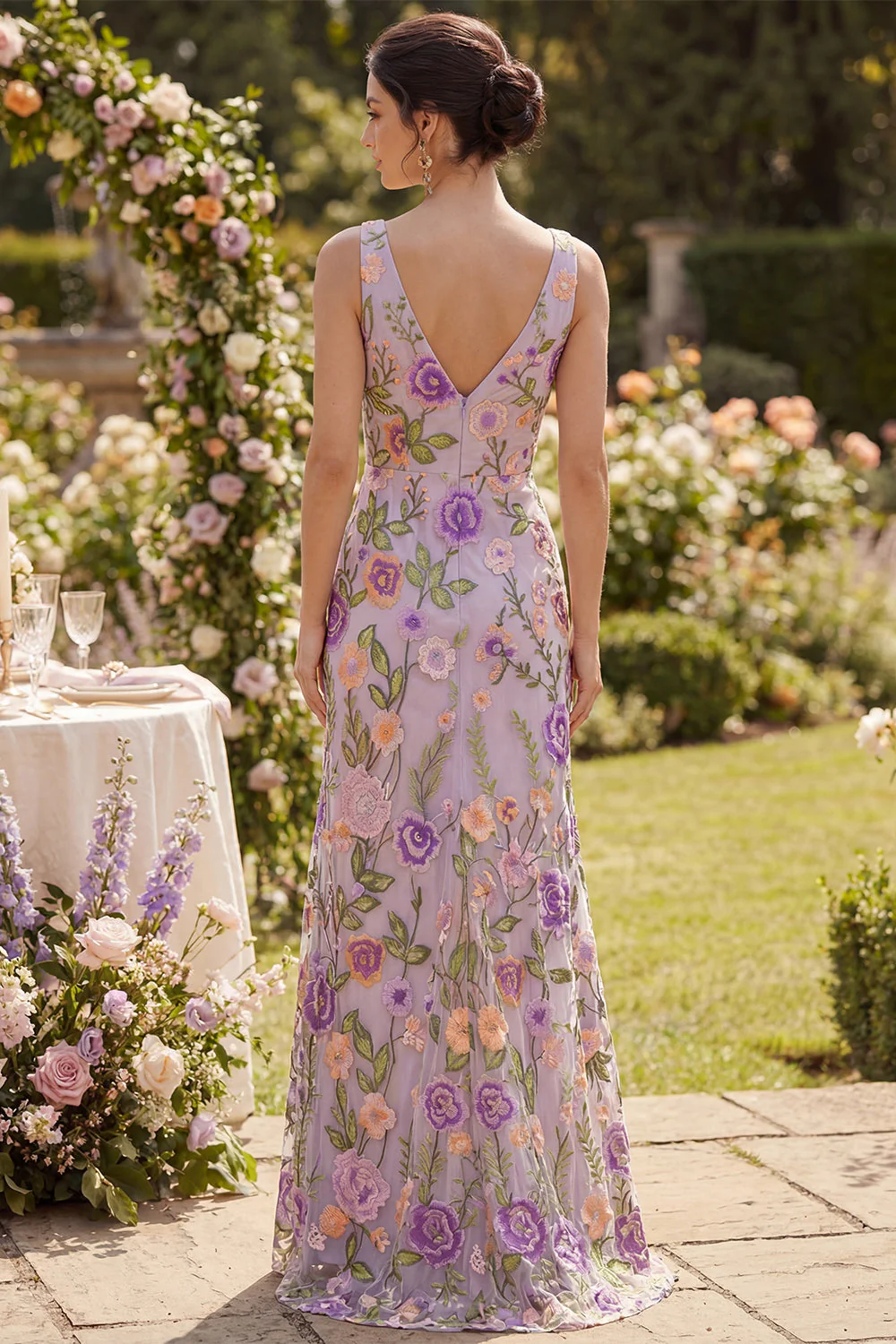 Longue robe florale brodée en tule en tule lilas avec fente - Image 2