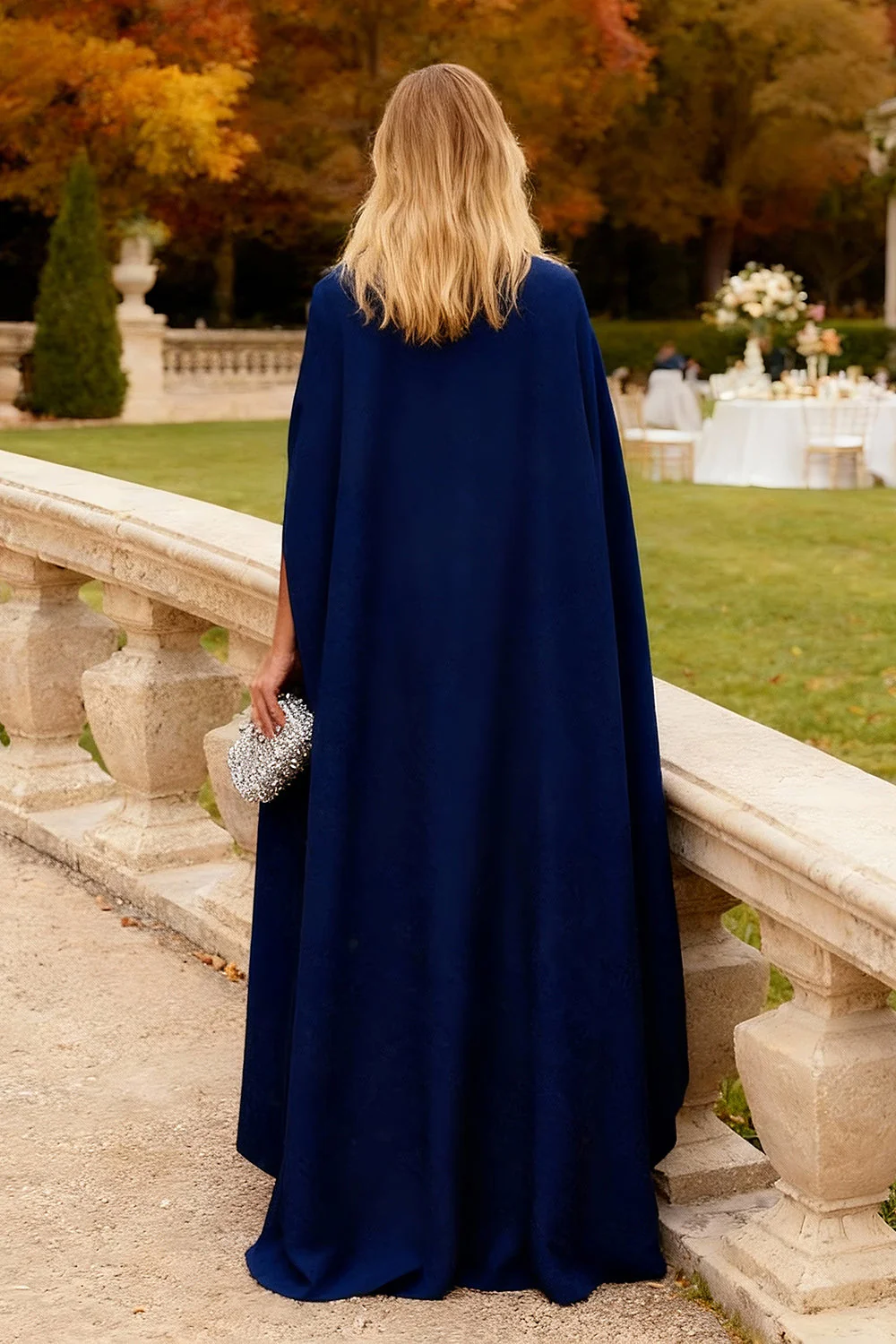 Longue robe formelle en sirène florale bleu marine avec cape - Image 2