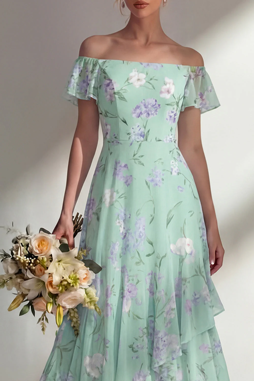 Longue robe longue de demoiselle d’honneur verte en mousseline A Line à motifs floraux avec volants - Image 3