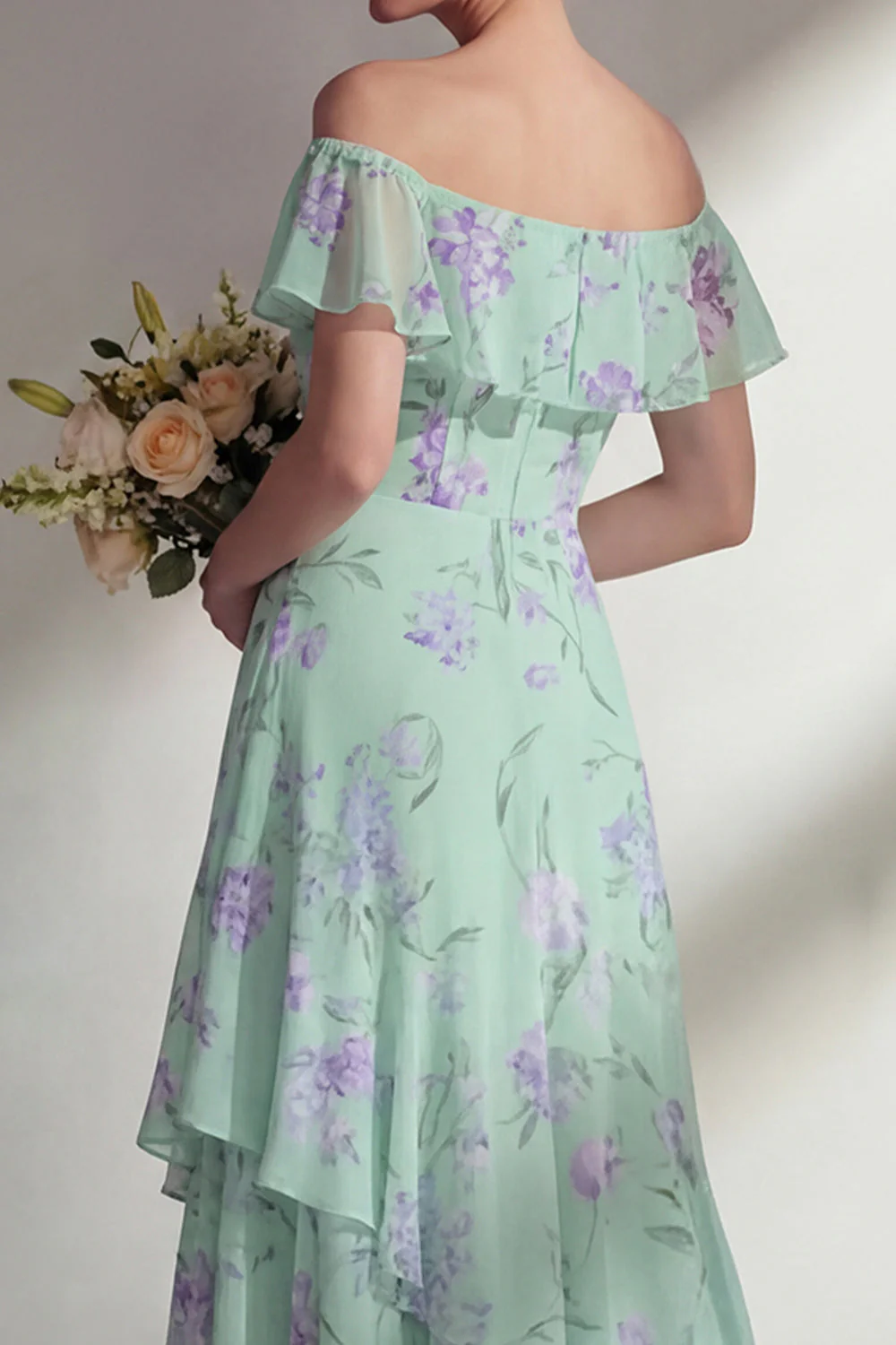 Longue robe longue de demoiselle d’honneur verte en mousseline A Line à motifs floraux avec volants - Image 4