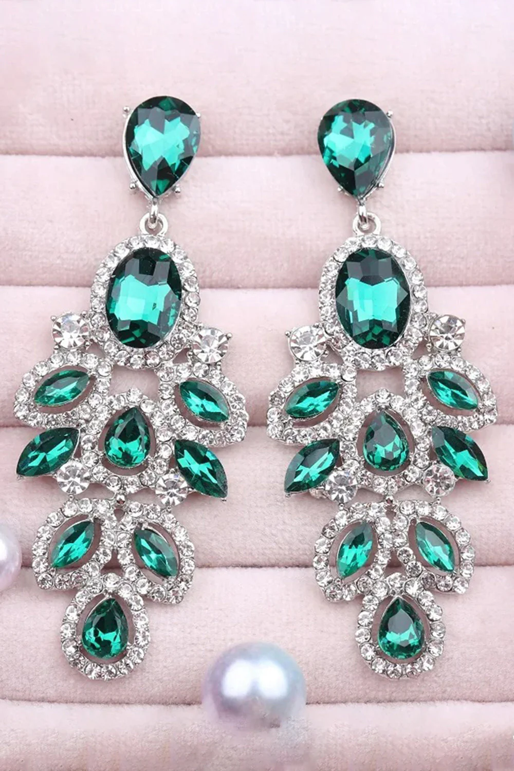 Longues boucles d’oreilles de bal en forme de feuille vert foncé scintillantes avec des strass - Image 3