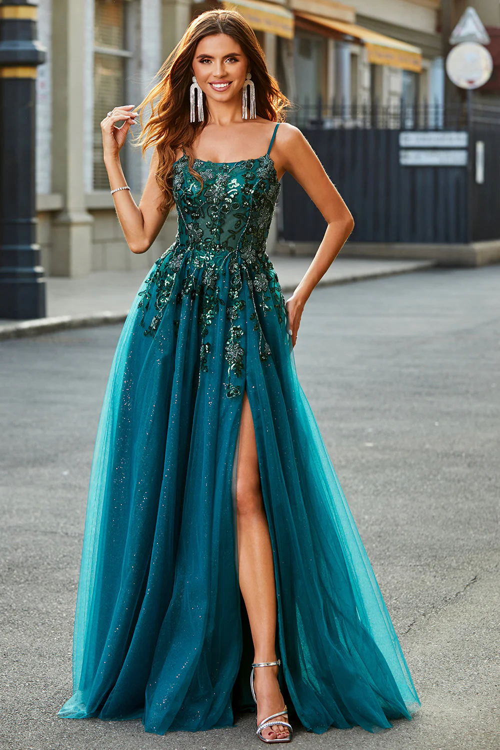 Robe de soirée longue vert foncé une ligne à bretelles spaghetti et appliques - Image 7