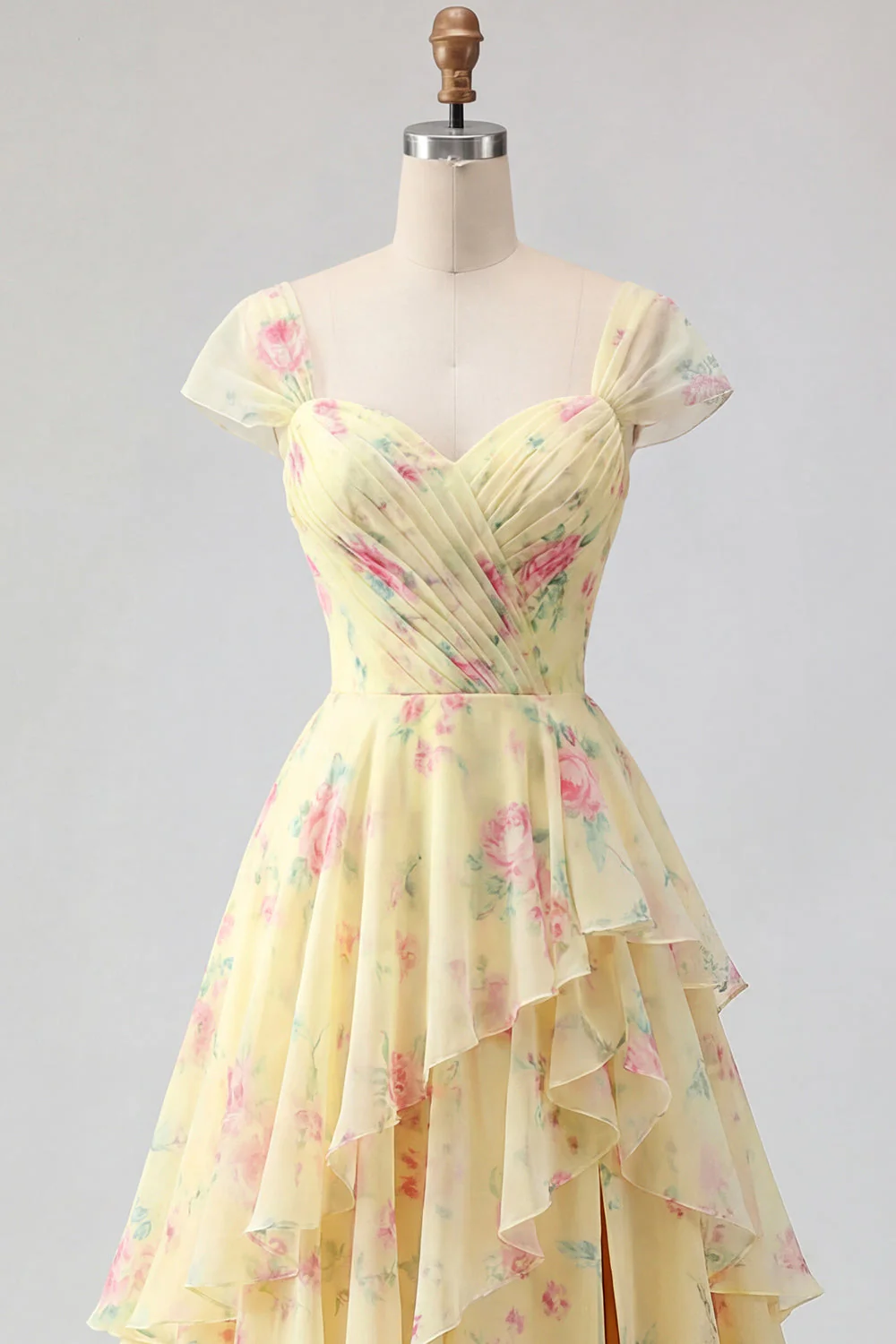 Manches jaunes Une robe de bal florale à volants avec une fente - Image 7