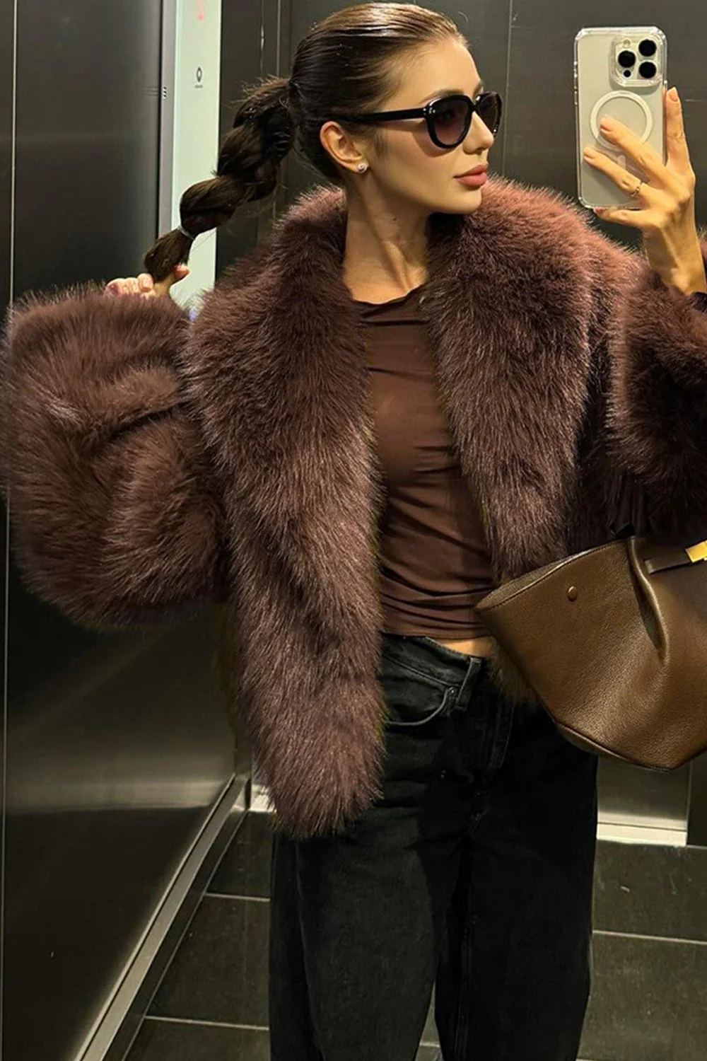 Manteau court d’hiver pour femmes en fausse fourrure châle marron - Image 3
