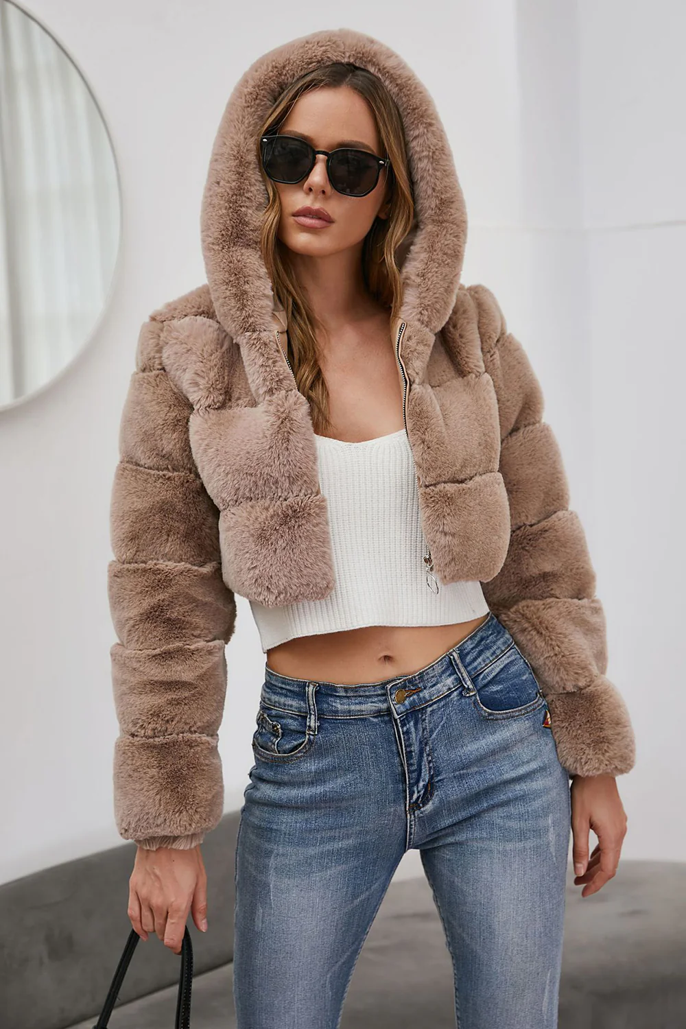 Manteau court zippé en fausse fourrure moelleuse noire - Image 10