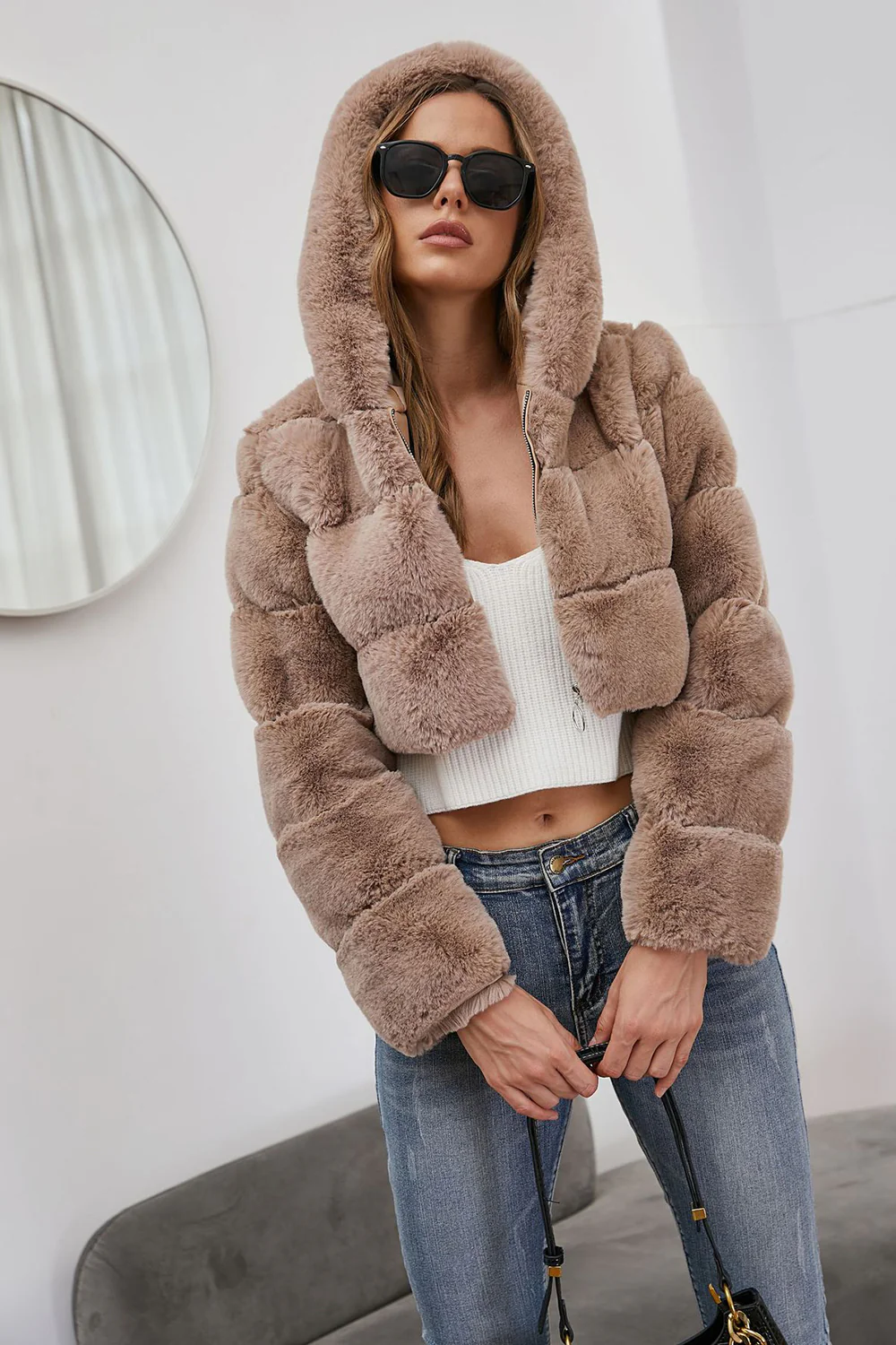 Manteau court zippé en fausse fourrure moelleuse noire - Image 11
