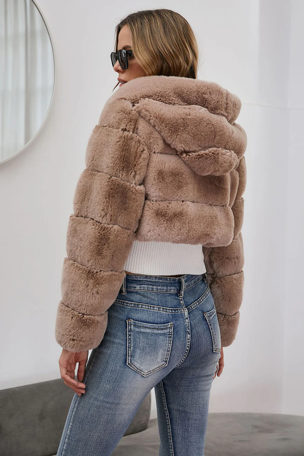Manteau court zippé en fausse fourrure moelleuse noire - Image 9