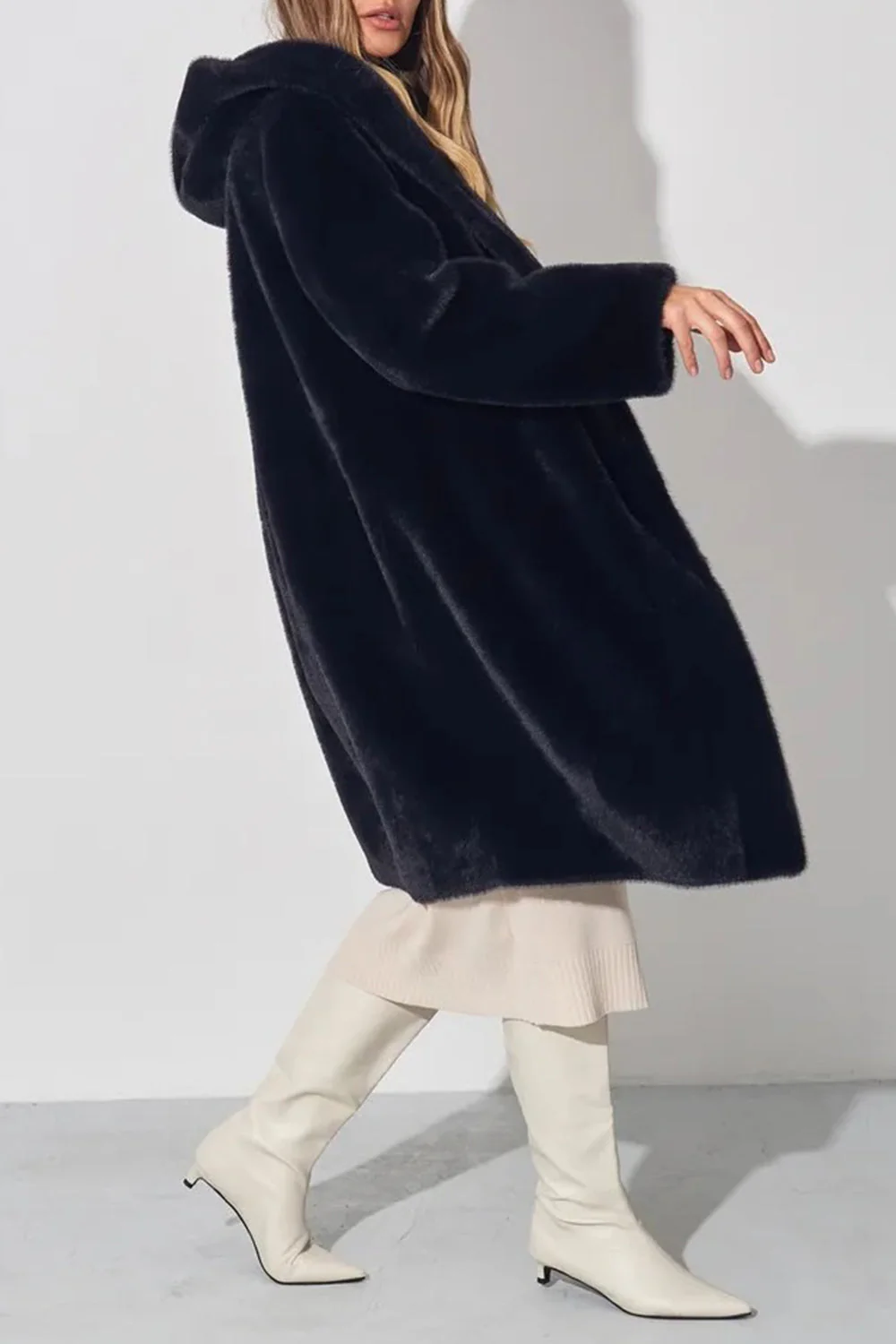 Manteau d’hiver long pour femmes à capuche noire en fausse fourrure - Image 2