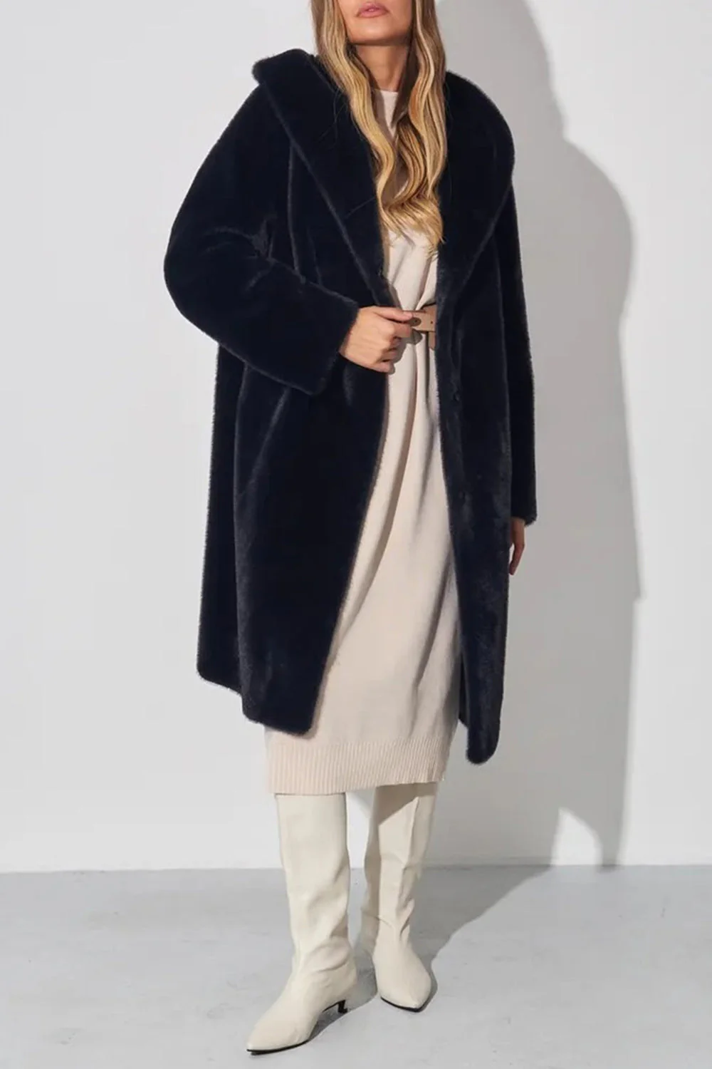 Manteau d’hiver long pour femmes à capuche noire en fausse fourrure - Image 3