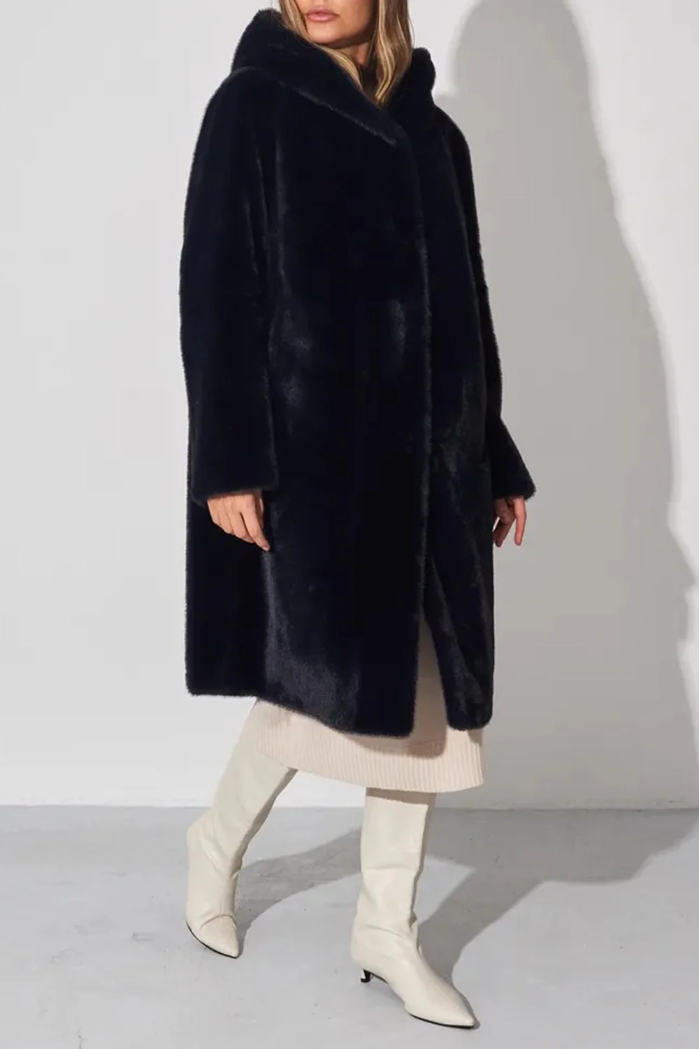 Manteau d’hiver long pour femmes à capuche noire en fausse fourrure - Image 4