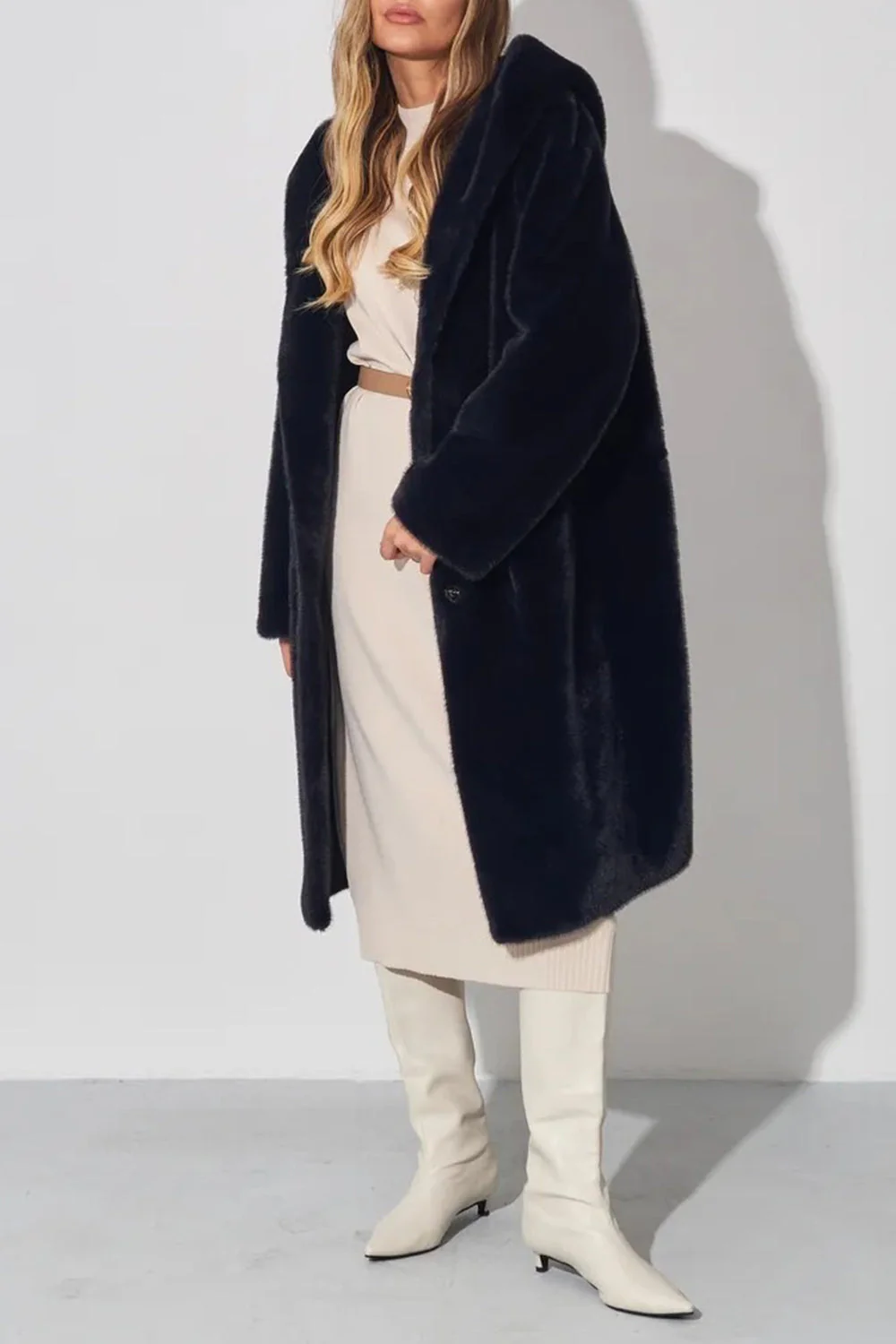 Manteau d’hiver long pour femmes à capuche noire en fausse fourrure - Image 5