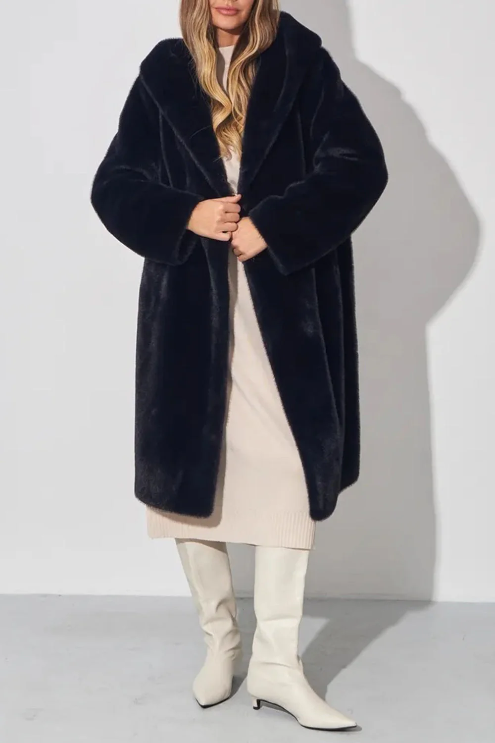 Manteau d’hiver long pour femmes à capuche noire en fausse fourrure - Image 6