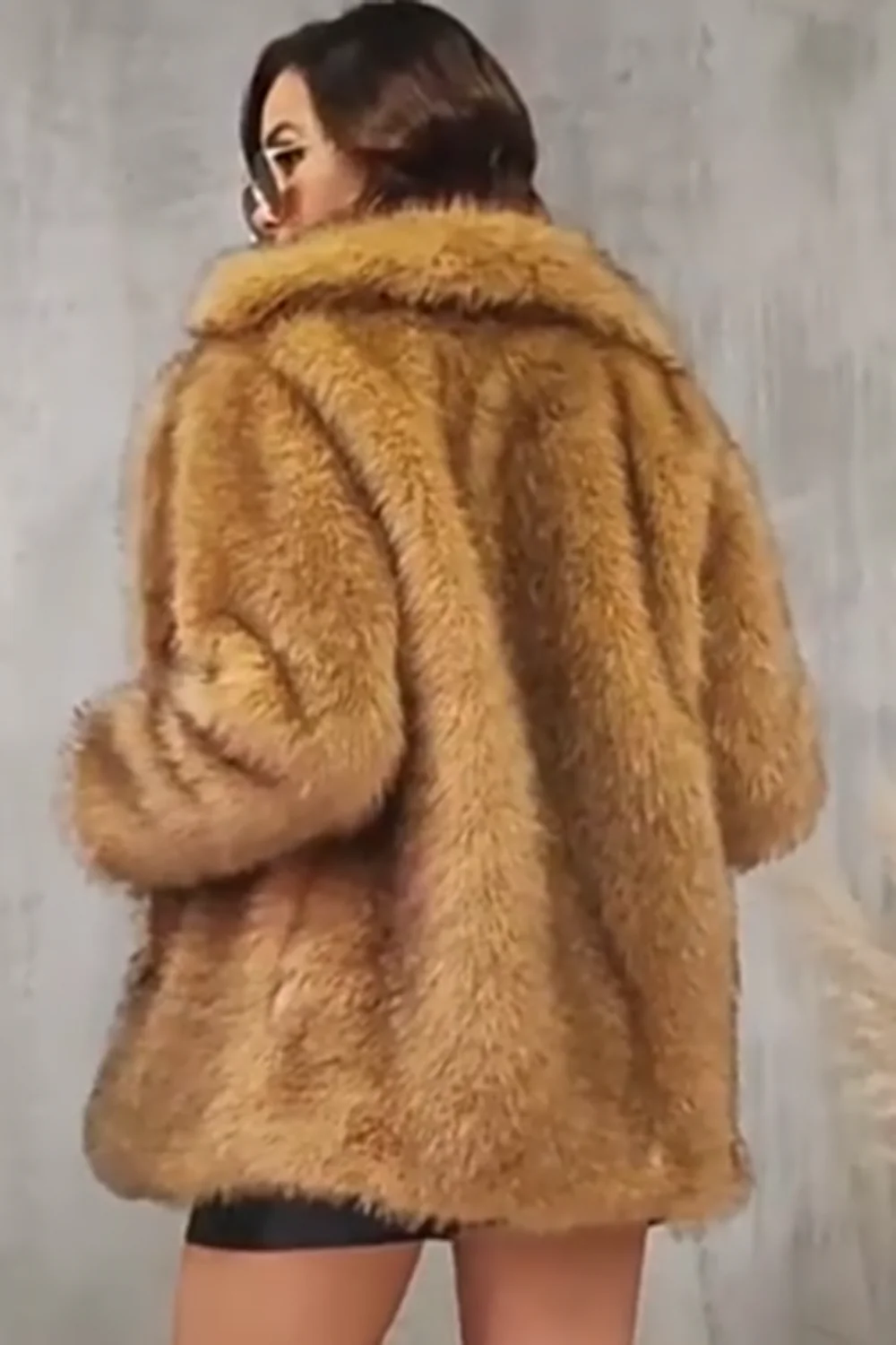 Manteau en fausse fourrure marron à poils longs ouvert sur le devant - Image 5
