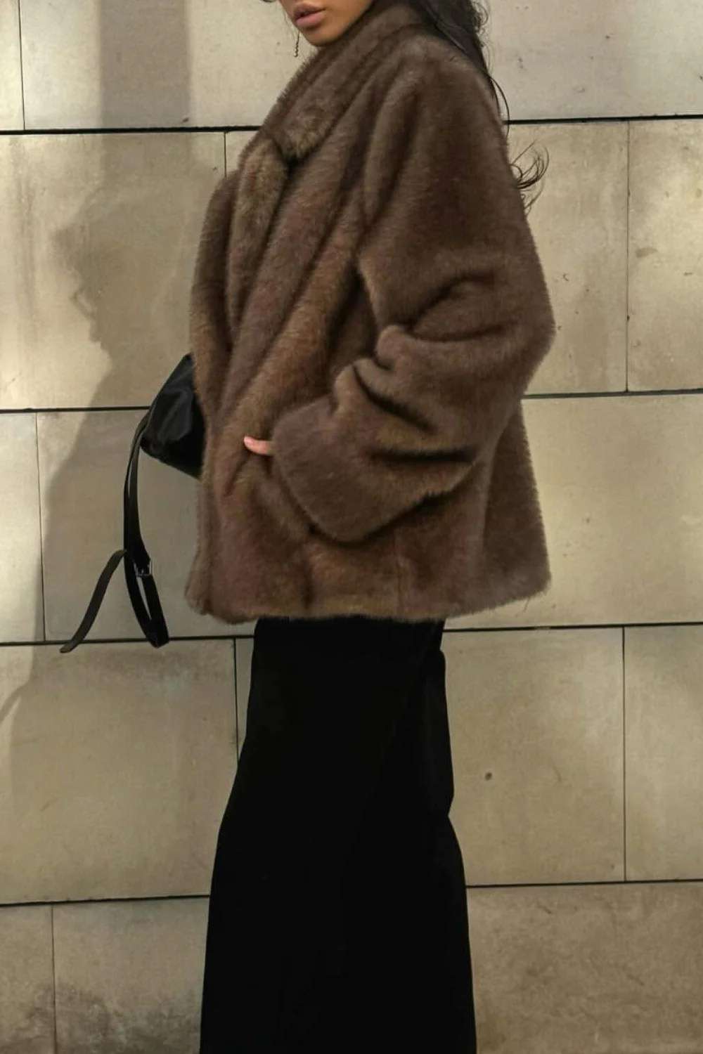 Manteau féminin en fausse fourrure à revers marron - Image 3