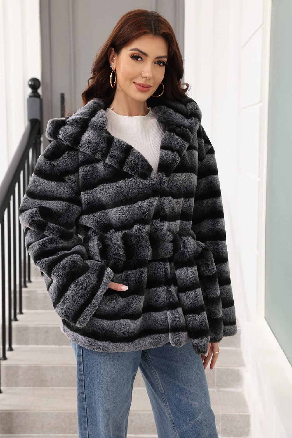 Manteau féminin épaissi en fausse fourrure à capuchon gris acier - Image 2