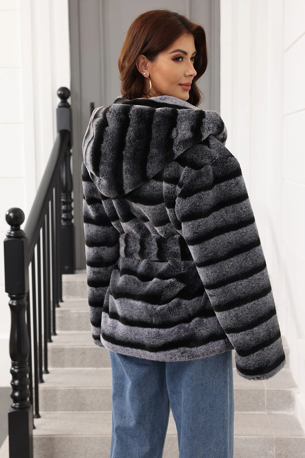 Manteau féminin épaissi en fausse fourrure à capuchon gris acier - Image 3