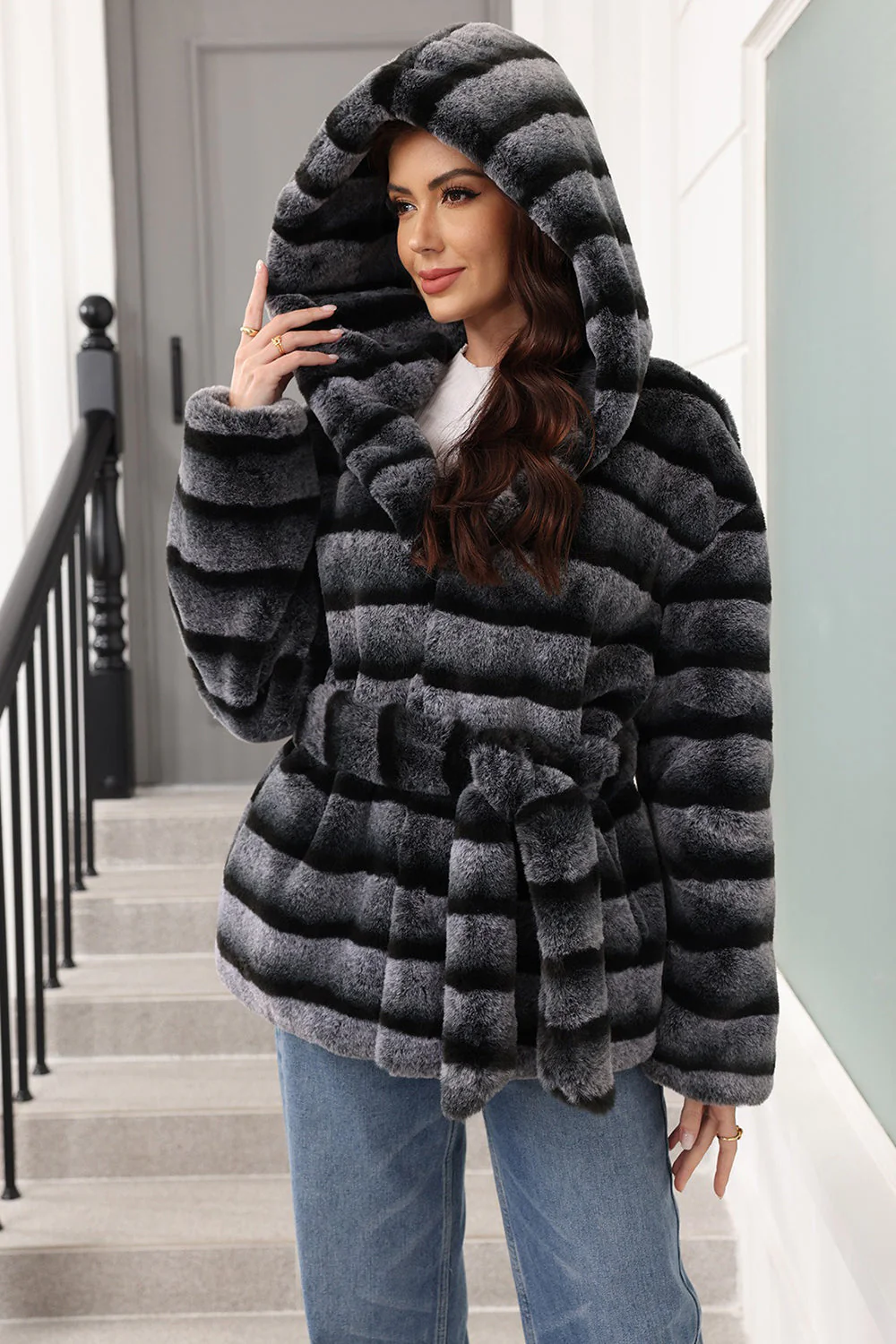 Manteau féminin épaissi en fausse fourrure à capuchon gris acier - Image 4