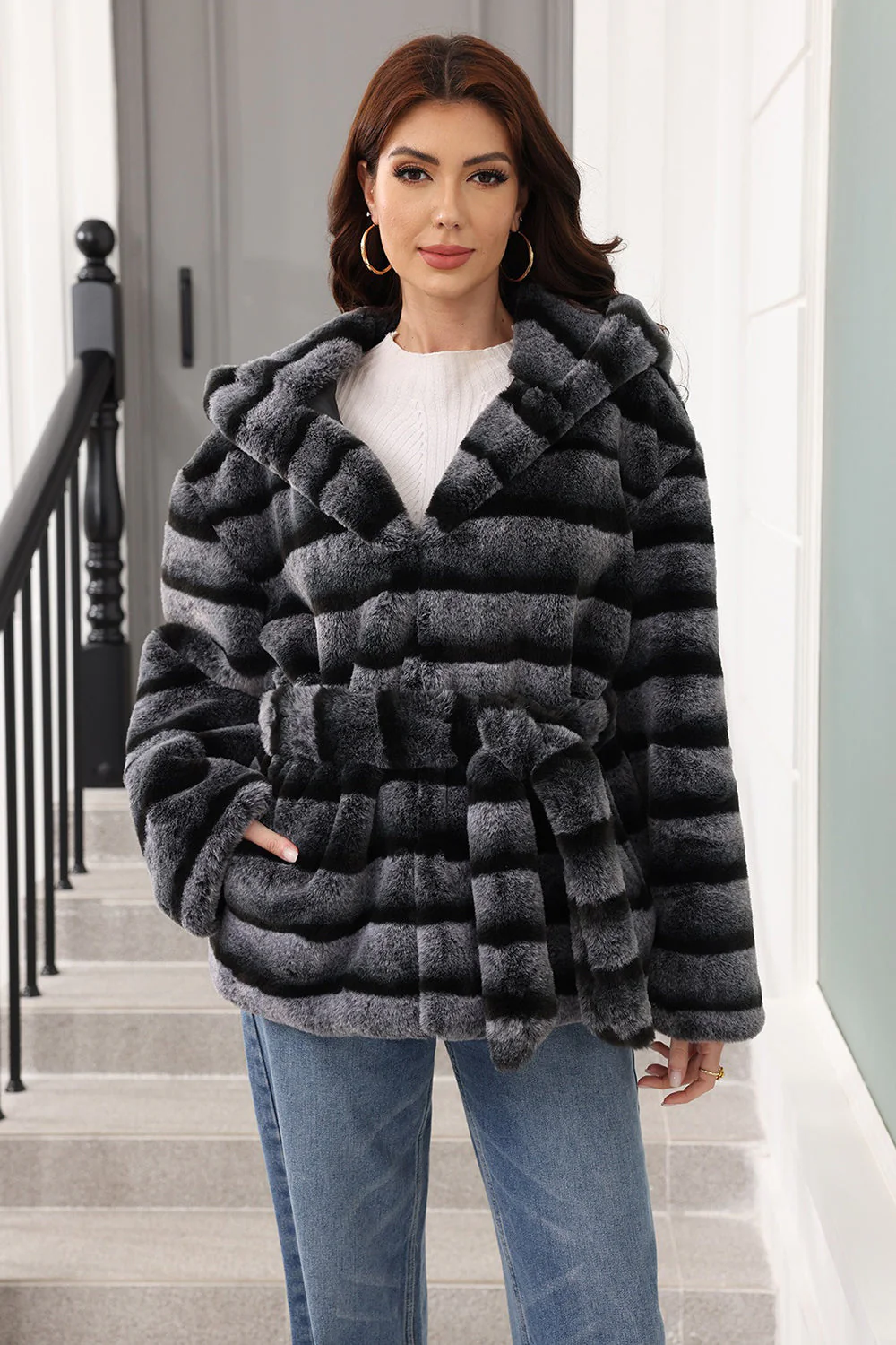 Manteau féminin épaissi en fausse fourrure à capuchon gris acier - Image 6