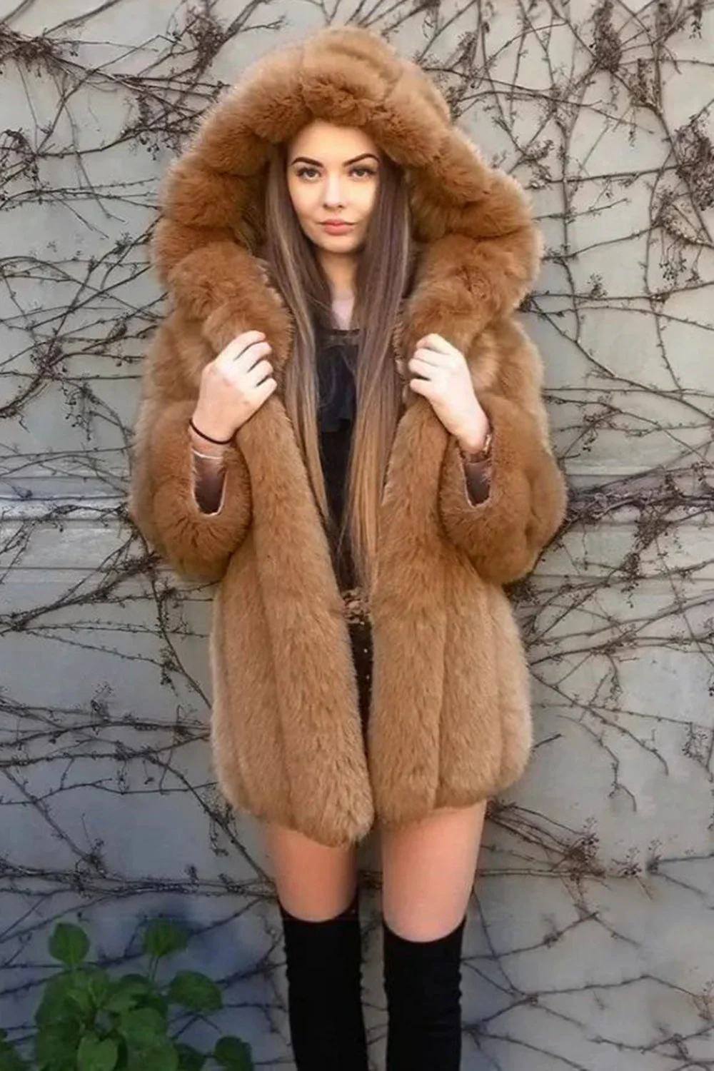 Manteau marron à manches longues à capuche à capuche en fausse fourrure
