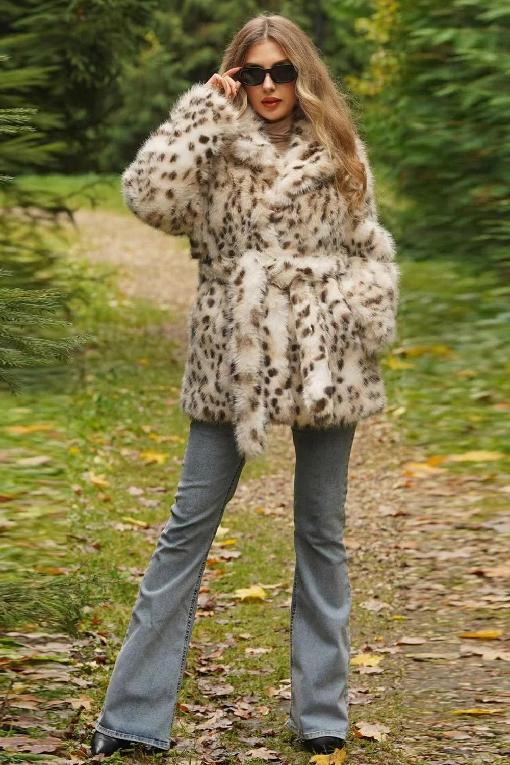 Manteau moelleux en fausse fourrure léopard blanc avec ceinture - Image 4