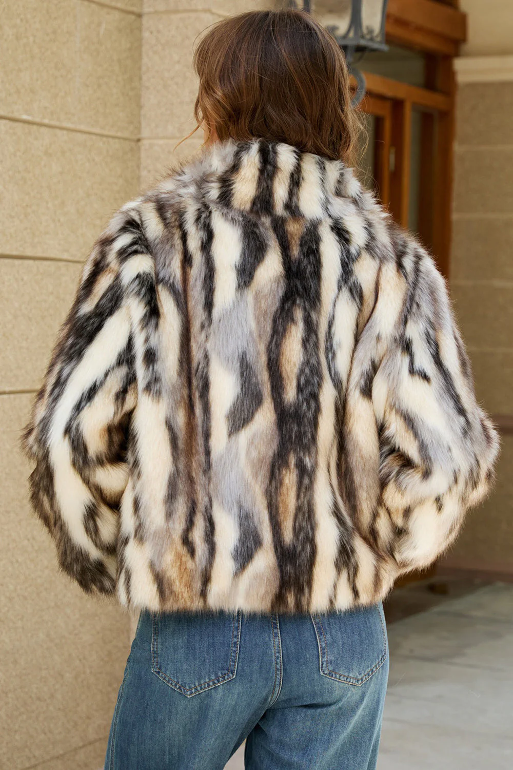Manteau noir rayé en fausse fourrure pour femmes - Image 2