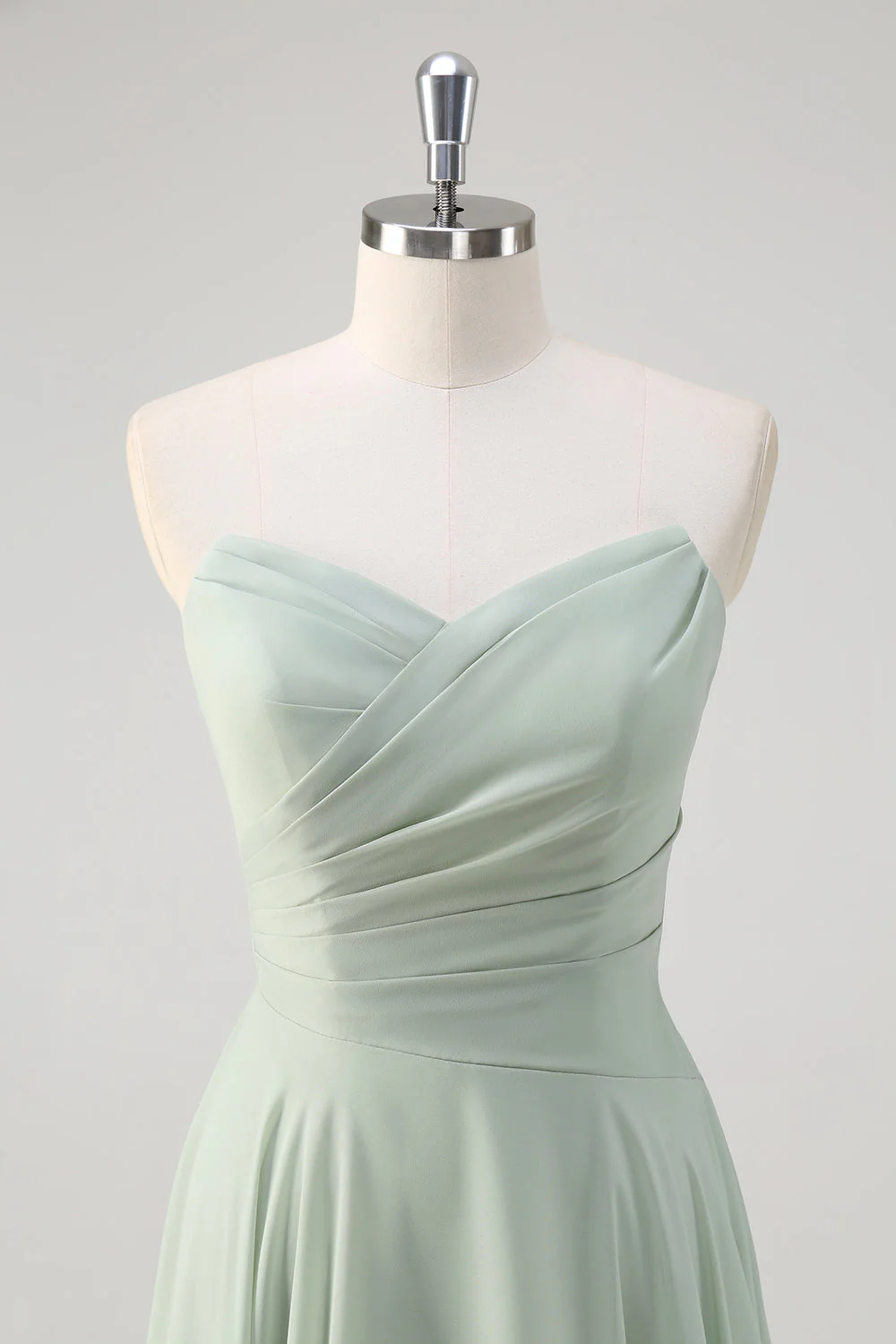 Robe de demoiselle d'honneur longue en mousseline de soie matcha ligne A bustier sans bretelles ruché - Image 4